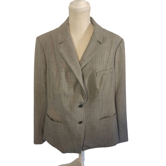 MM Lafleur Jackets & Blazers - MM Lafleur Luxury Classic 2 Button Black And White Blazer Size 12